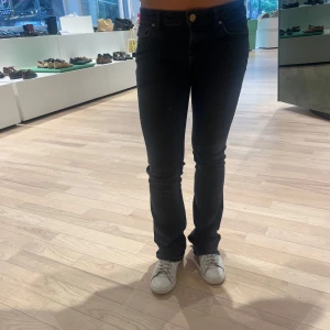 Svarta bootcut jeans med låg midja - Snygga svarta jeans med låg midja och skinny passform. Klassisk femficksmodell med dragkedja och knapp framtill. Köpta från zara