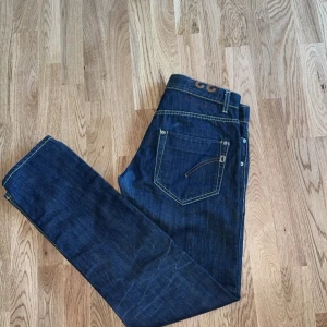 Dondup 33 - Mörkblå dondup jeans. Midjemåttet är 33. Tveka inte på att höra av dig vid funderingar!