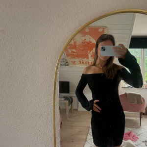 Svart off shoulder klänning med öppen rygg - Aldrig använd , 