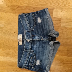 Lågmidjade jeansshorts Hollister - Snygga blå jeansshorts från Hollister med låg midja.