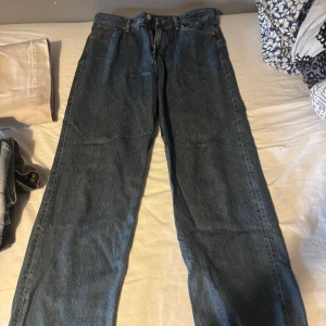 Klassiska blå jeans straight fit - Säljer ett par klassiska blå jeans med rak passform. Jeansen är använda en del men har inga skador eller något som skulle påverka hur de används eller ser ut. Storlek 32/32