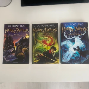 Harry Potter and the Philosopher's Stone / Chamber of Secrets / Prisoner of Azkaban - Upptäck magin med de tre första Harry Potter-böckerna! Perfekt för unga läsare som vill följa Harrys äventyr på Hogwarts, möta fantastiska varelser och utforska en värld fylld av spänning och vänskap.