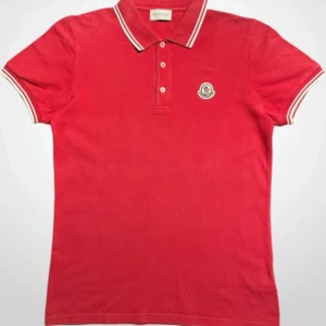 Moncler Piké - Säljer denna tvärfeta moncler piké för endast 699! Vilket är en galen steal med tanke på att den kostar runt 3400kr ny. Den är självklart äkta men har tyvärr inget som stärker de mer än att allt är som det ska på alla lapparna. Tveka inte på att höra av dig, priset går att förhandla.🥰🤩🤑
