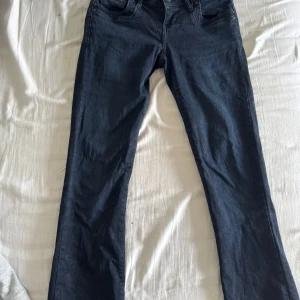 LTB lågmidjade svarta jeans - Svarta LTB j eans med låg midja och bootcut-ben. Sitter väldigt snyggt och är väldigt sköna.