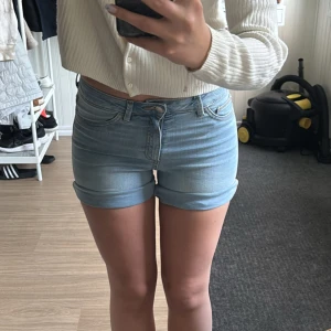 Shorts  - Ljusblå shorts från Cubus, de är lite för små för mig därför säljer jag dom. Aldrig använda, kanterna går att vika ner om man vill. Finns även ett exakt likadant par fast i svart för samma pris. Tar gärna emot prisförslag💕