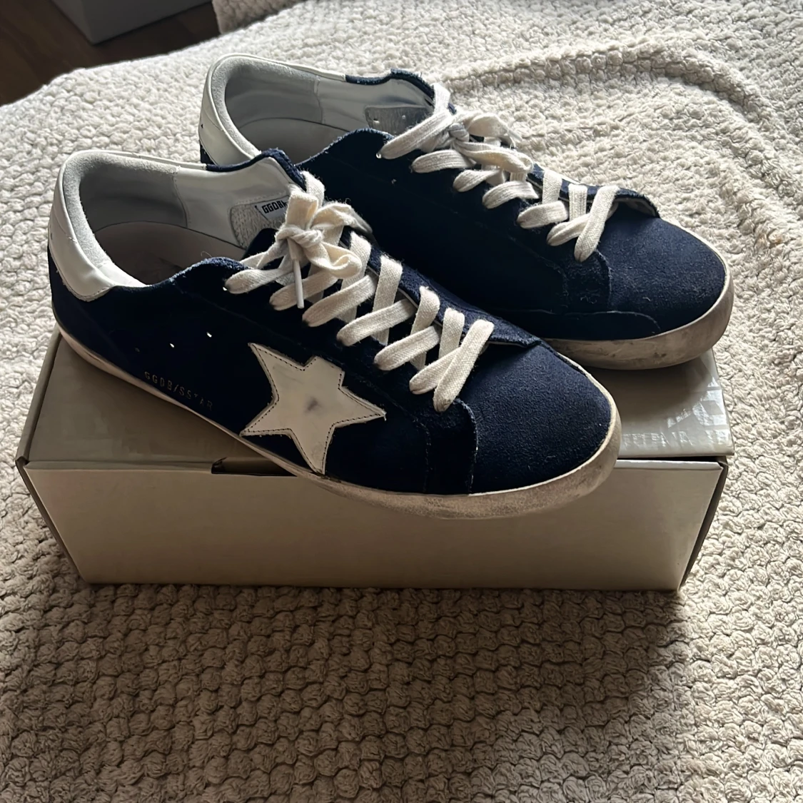 Mörkblå sneakers med vit stjärna - 1