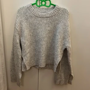 Grå stickad tröja från Ginatricot  - Grå stickad tröja från Ginatricot, aldrig använt den, helt ny 