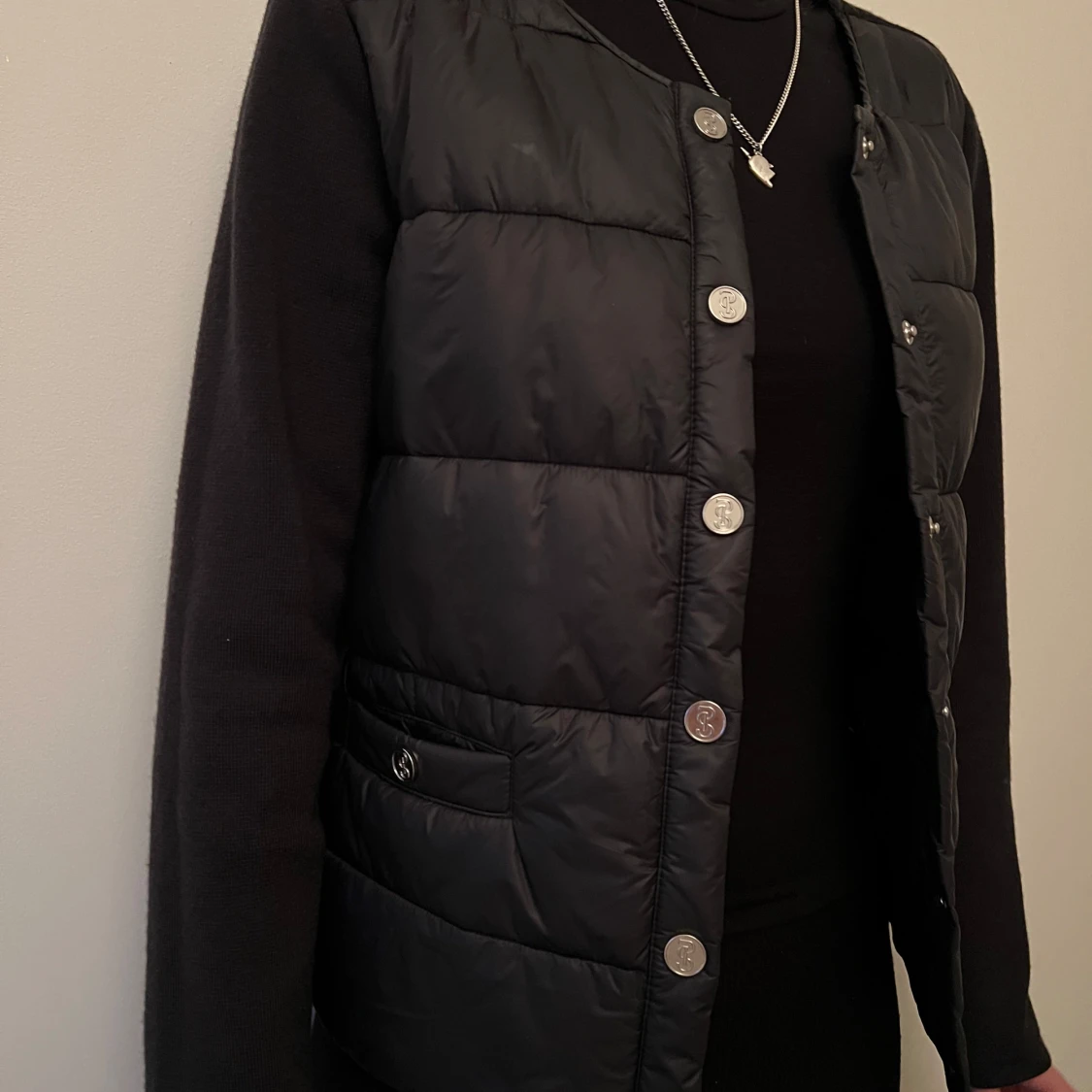 Svart dunväst från PS of Sweden