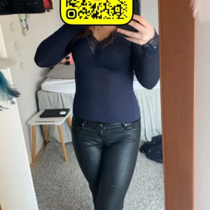 Mörkblå topp med spetsdetaljer - Säljer en mörkblå långärmad topp med v-ringning från intimissimi. Säljer då den inte kommer till användning, har använt den en gång.