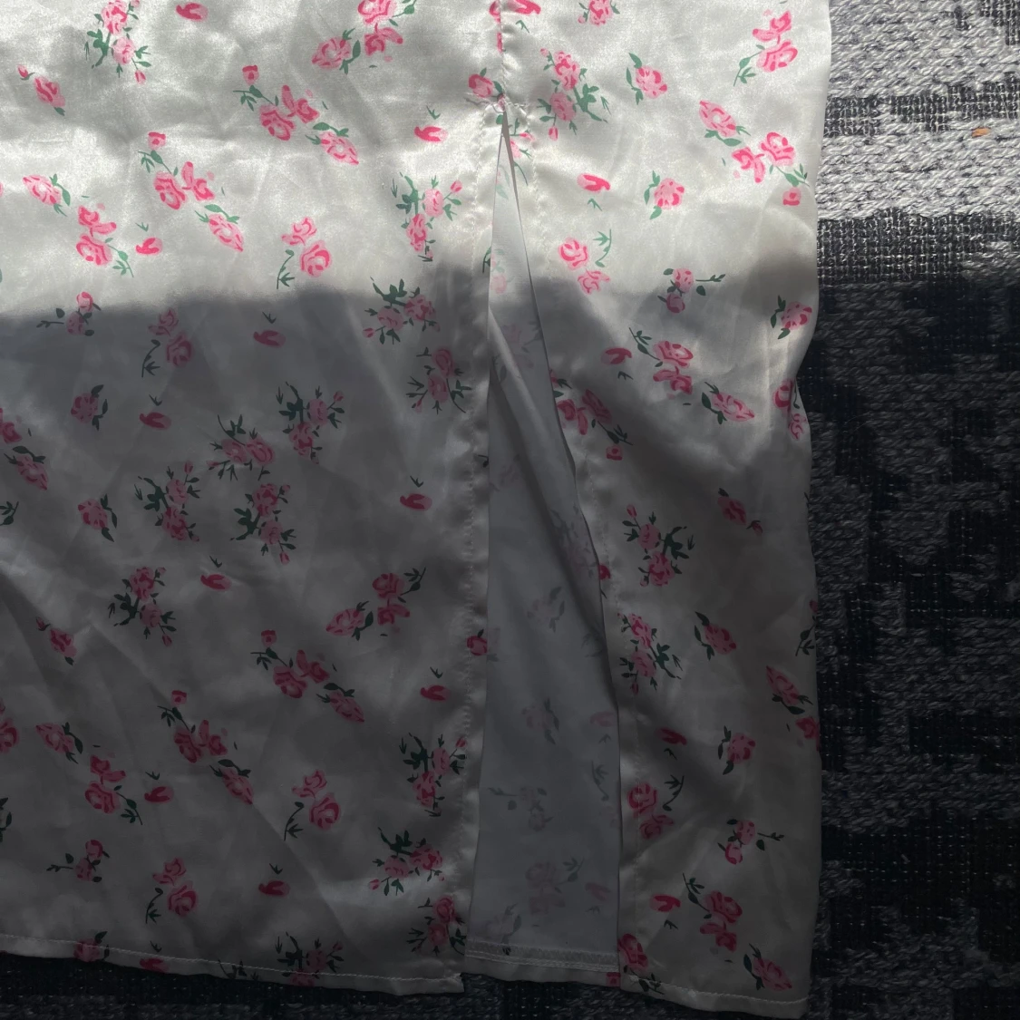 Vit blommig långklänning med puffärm - 1