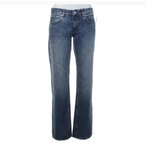 Raka nelly jeans  - Nelly jeans i mellanblå tvätt med raka ben och normal passform. Jeansen har fem fickor, knappgylf och är tillverkade i slitstarkt bomullsjeans. Perfekta för en avslappnad och tidlös look.