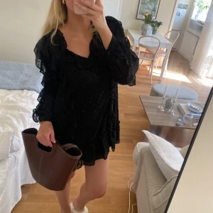 Klänning med volanger  - Klänning med volanger från Zara💓Prislapp kvar och skärp tillkommer! Storlek S 