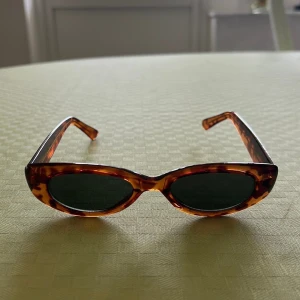 Solglasögon i leopardmönster - Trendiga solglasögon köpta second hand. Märke okänt. Använda i samband med modevisning endast. 