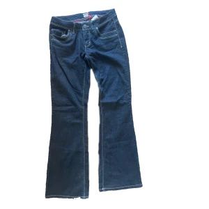 Blå bootcut jeans med låg midja - Snygga blå jeans med bootcut passform och låg midja. W28 stl 32