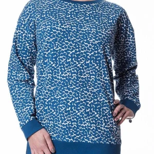 Blå leopardmönstrad tröja Femme - Säljer en blå och vit leopardmönstrad tröja från Femme. Tröjan har rund hals, långa ärmar och ribbade muddar vid ärmslut och nederkant. Materialet är mjuk bomull och tryckt logga på ena sidan. Perfekt för dig som gillar att sticka ut med mönster!