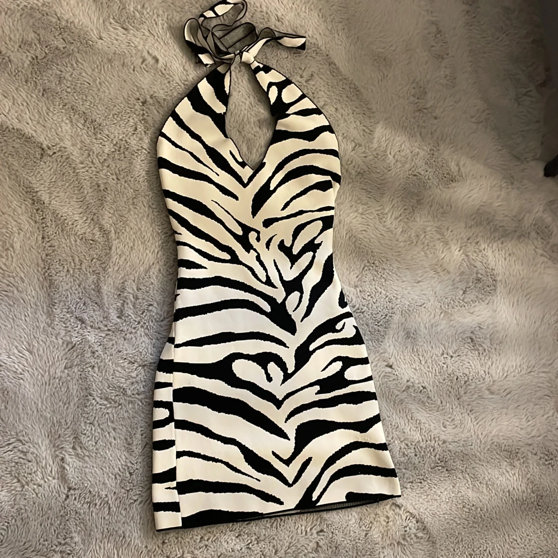 Zebramönstrad halterneckklänning Gina Tricot - 1