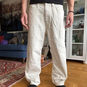 Weekday Galaxy Worker Jeans vita - Säljer ett par Weekday Galaxy Worker Jeans i vitt.  Väldigt bra skick men pris kan fortfarande diskuteras! Midjemåttet är 90 och benmåttet är 76
