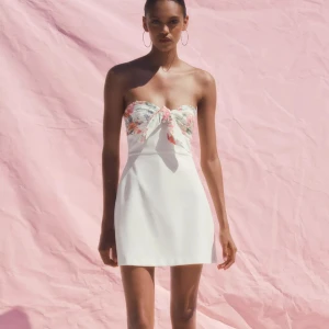 Zara klänning - Säljer denna super snygga klänning från zara helt o använd 😍😍