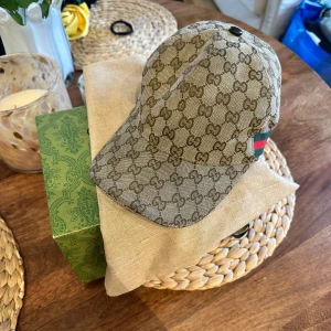 Gucci keps beige storlek M - Snygg keps från Gucci i beige med klassiskt GG-monogram över hela kepsen. Äkta Storlek M box å bag finns till den. 
