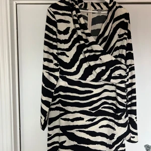 Zebramönstrad kort klänning - Snygg klänning med zebramönster 