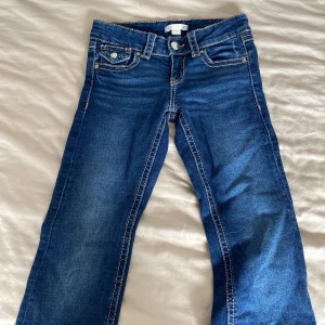 Blå jeans med kontrastsömmar - Säljer ett par mörkblå bootcut jeans från Gina Tricot. 💕