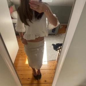 Beige långkjol - Säljer en beige ribbad långkjol med tight passform och en slit. Har kommit till användning många gånger men fortfarande i fint skick!💕