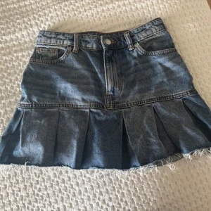Jeanskjol med volang - Jeanskjol med volang från Monki, strl 36, endast använd 1 gång 