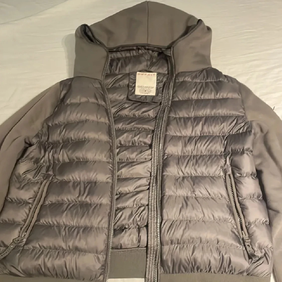 Grå pufferjacka med huva från Replay