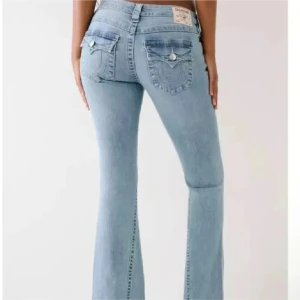 True Religion bootcut jeans - Snygga ljusblå jeans från True Religion med låg midja och bootcut/flare passform.