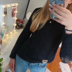 Svart stickad tröja - Mysig svart stickad tröja som är perfekt för vintern. Den är från Lager157 och passar bra till nästan alla outfits. Mycket bra skick 💕