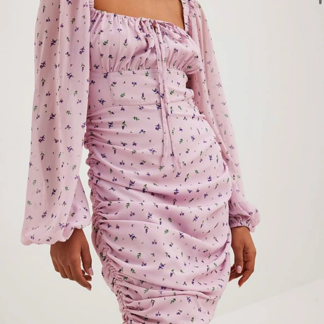 Ljuslila blommig klänning från NA-KD