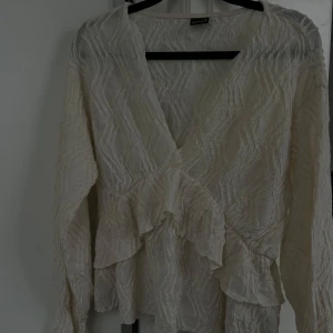 BLUS - GINA - Knappt använd, jätte fin blus med volanger från gina. Den är i varm mjölkig vit och har fint mönster 🤍
