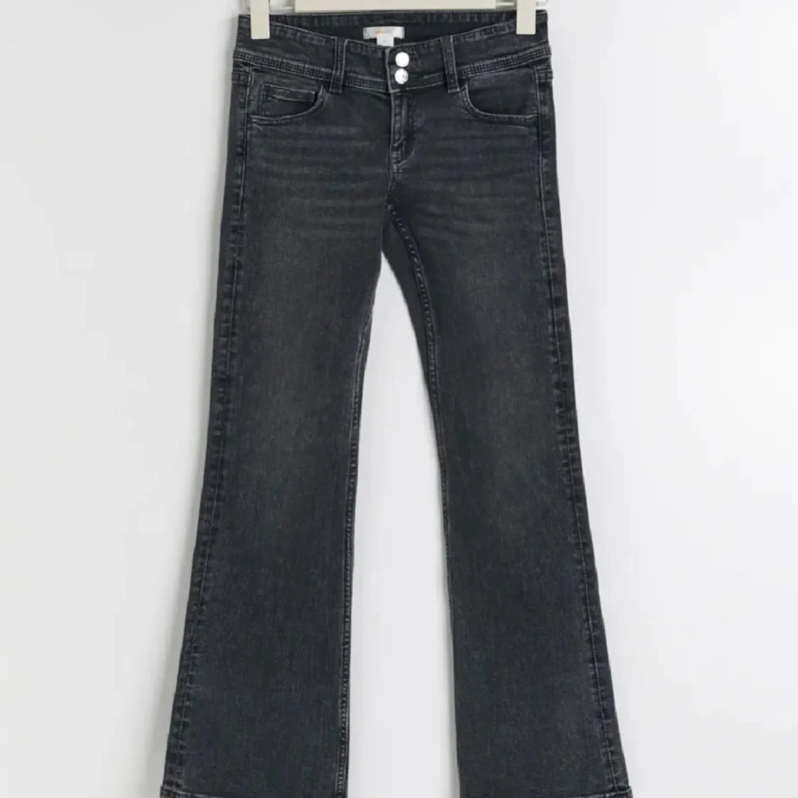 Svarta bootcut jeans med hög midja