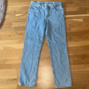 Ljusblå jeans från Jack & Jones - Snygga ljusblå jeans från Jack & Jones med klassisk femficksdesign och raka ben. Jeansen har normal passform och är tillverkade i bomullsdenim. Perfekta för dig som gillar en enkel och clean look. Är helt nya provat en gång.