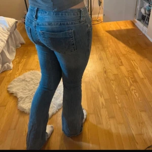 True religion jeans  - Snygga true religion jeans i storlek L (30). Jeansen är lågmidjade och har fina detaljer på bakfickorna (tråden har låtskatt lite men de inget som syns). Längden är 82 cm. Skriv via dm vid funderingar 💬.