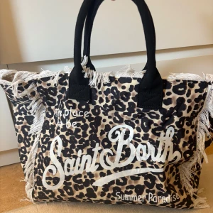 Väska med fransar och leopardmönster - Så himla fin väska, använd 1 gång bara! 2 innerfack, 1 som går att stänga med dragkedja och det andra är öppet! 