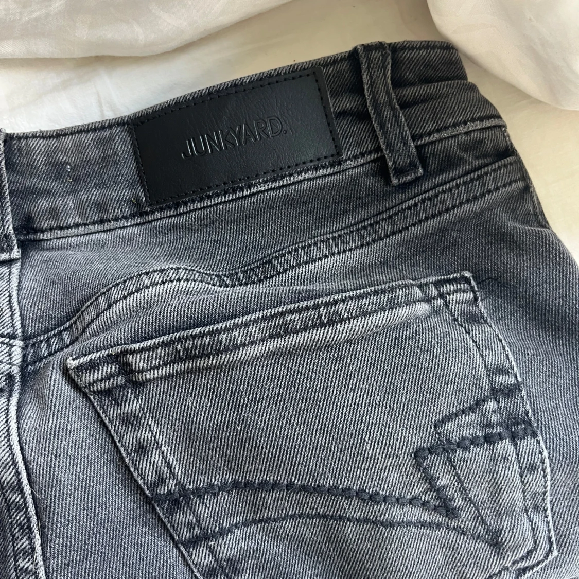 Svarta bootcut jeans från Junkyard - 2