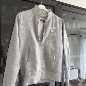 Grå hoodie  - Endast använd fåtal gånger. Syns bara på muddarna och lär säkert gå att tvätta bort. Jättemjuk och lagom tajt!  Storlek 158/164