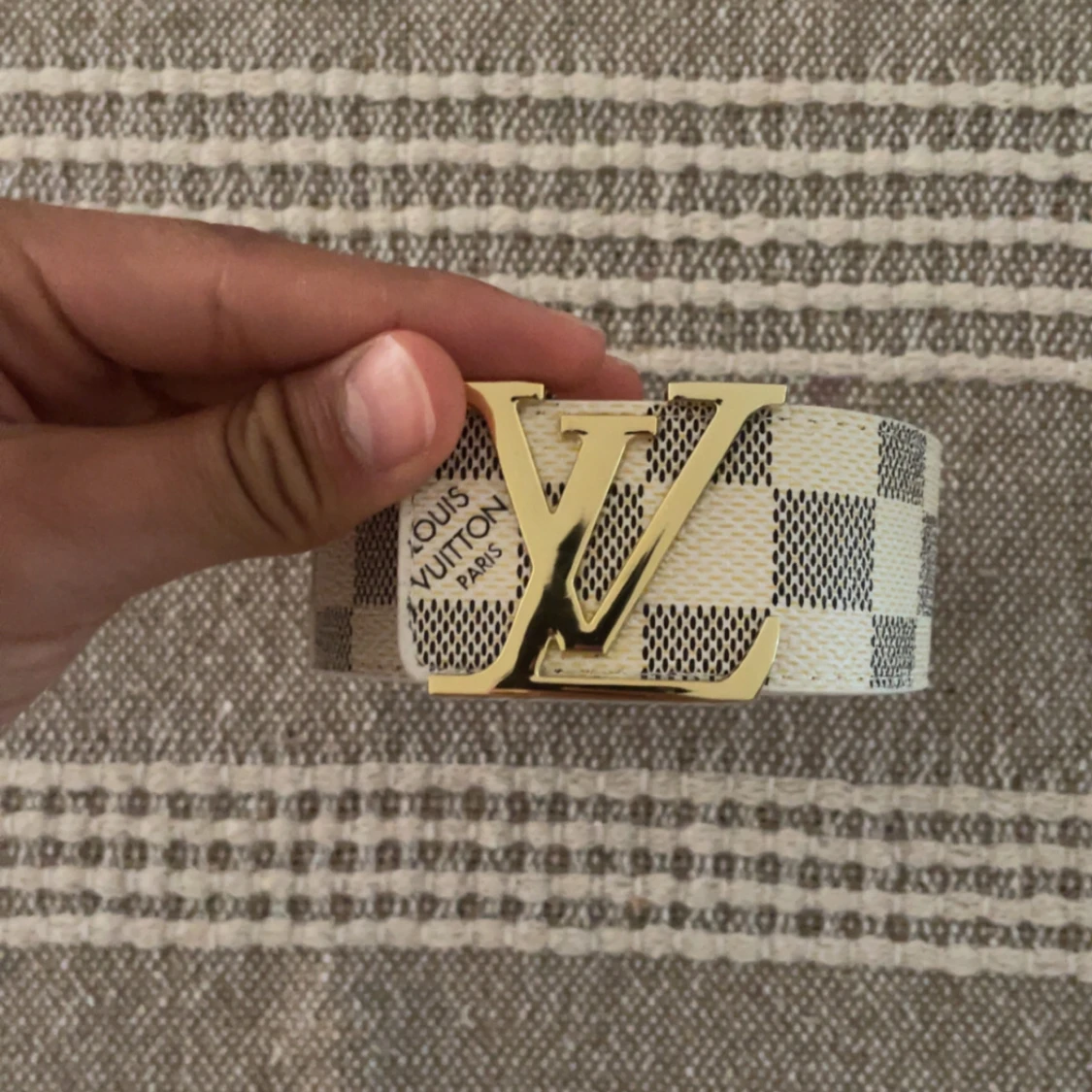 En vit och guld bälte  - 1