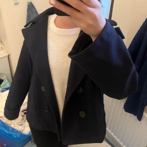 Mörkblå kappa från Chelsea💞 - Säljer denna mörkblå kappan från Chelsea i storlek S. Den är lite nopprig annars i mycket bra skick, säljer därför för 250🤗🤗