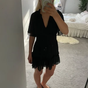 Volang klänning - Svart volangklänning, knappt använd💓💓