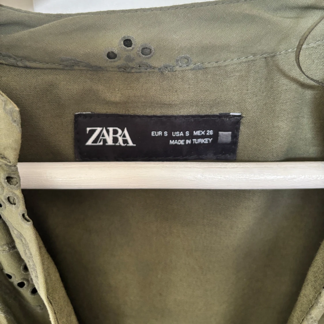 Olivgrön kortklänning från Zara - 1