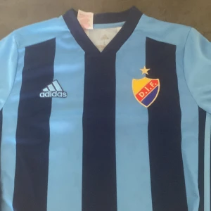 Djurgården fotbollströja Adidas L - Hej, säljer en djurgården matchtröja från säsongen 18/19! Det är barnstorlek L, så passar 13-14 år gamla, 160-170cm långa! 