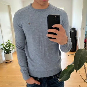 Grå merinoulltröja från Morris  - Snygg grå stickad tröja från Morris i 100% merinoull. Jag är 184cm, nypris ligger på 1599kr, inga defekter. Hör gärna av er vid frågor!