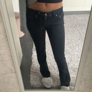 Svarta bootcut jeans - Snygga svarta jeans med bootcut jeansen har låg midja. De är från Ginatricot i storlek 36 och i skick 7/10 för att de är lite urtvättade i färgen men fortfarande jätte fina💕