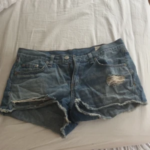 Rag & Bone jeansshorts med slitningar - Snygga blå jeansshorts från Rag & Bone! Säljer pågrund av att dom inte kommer till använd. Storlek 26