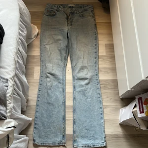 Perfekt ljusblå bootcut jeans 36 - Ljusblå jeans från Perfect Jeans i klassisk bootcut-modell. Jeansen har fem fickor, dragkedja och knapp framtill samt bälteshällor. Materialet är jeans med en snygg tvättad finish och raka, något utsvängda ben.