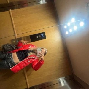 Röd pufferjacka från Moncler - Säljer en riktigt snygg röd pufferjacka från Moncler tog bara nån bild på den för jag är inte hemma just nu men kan skicka fler bilder 7/7 pris kan diskuteras vid snabbt köp