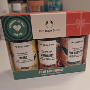 The Body Shop Shower Gel Trio - Set med tre duschgeler från The Body Shop i dofterna mango, jordgubb och pink grapefruit. Varje flaska är vegansk och innehåller 60 ml. Förpackningen har färgglada fruktmotiv och är perfekt för dig som gillar fräscha, fruktiga dofter.