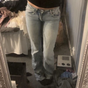 Jeans - Säljer nu mina jeans från Gina tricot som jag sytt lågmidjat själv men har gjort de noga så de håller☺️ de är använda men i fint skick förutom att de tyvärr finns en fläck på höger lår, vet inte ifall det går att få bort eller inte, men förutom de är dom super fina och sitter jätte fint😻😻 säljer då dom tyvärr blivit försmå för mig